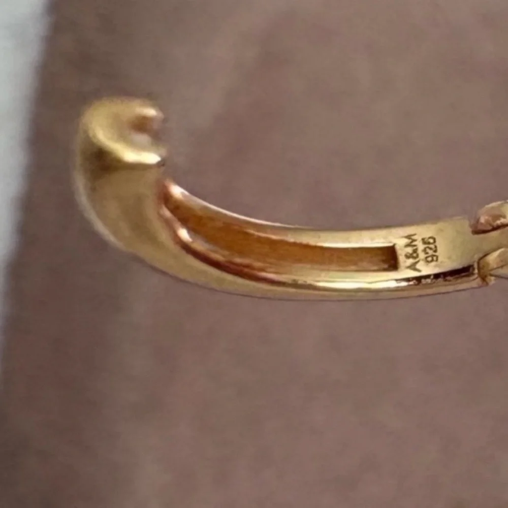 Astrid & Miyu CELESTIAL CRYSTAL 11.5MM HOOP IN GOLD - Picture 9 of 10